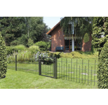 Gartenszene mit Metallzaun und Gartentor vor einem Wohnhaus