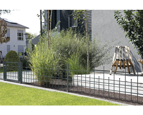 Szene mit Metallzaun zur Gartengestaltung