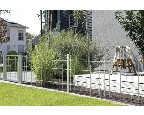 Gartenzaun und Gartentor aus Metall vor einem Haus