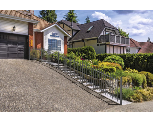 Allée avec escalier et garde-corps en métal devant des immeubles d''habitation