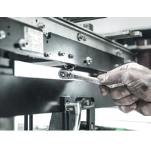 Hand bedient eine Wera Zyklop Ratsche an einer Metallkonstruktion