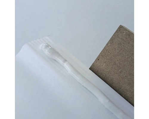 Mastic entre un morceau de bois et une surface