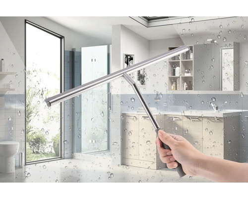 Hand hält einen Fensterabzieher zur Reinigung einer Duschkabine im Badezimmer.