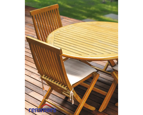 Table de jardin en bois avec chaises sur une terrasse en bois