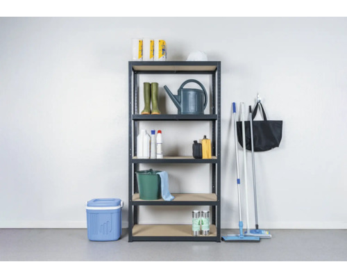 Étagère avec accessoires de jardin tels qu''un arrosoir, des bottes en caoutchouc et des produits de nettoyage