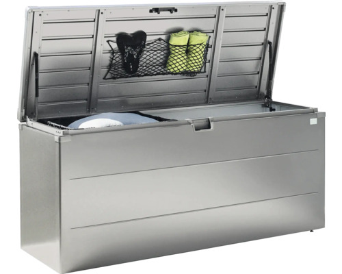 Geöffnete Aufbewahrungsbox aus Metall für den Außenbereich mit Zubehör