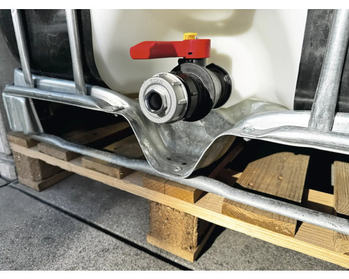 Detailansicht eines IBC Containers mit Auslaufhahn auf einer Holzpalette