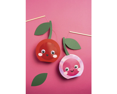 Deux lanternes cerises avec visage et bâton en bois