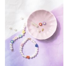 Bracelets de perles avec breloques smiley et accessoires sur une assiette