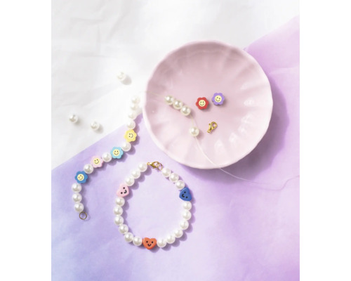 Bracelets de perles avec breloques smiley et accessoires sur une assiette