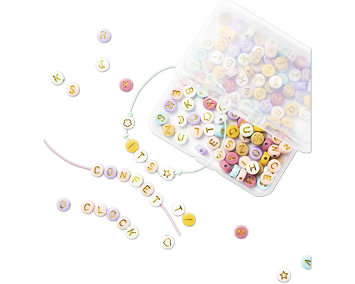 Diverses perles alphabet colorées dans une boîte en plastique transparente et sur des cordons.