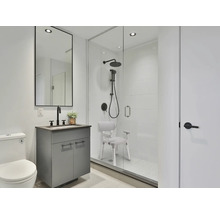 Salle de bains avec douche, meuble sous-lavabo, miroir et toilettes