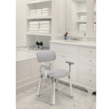 Chaise de douche avec dossier et accoudoirs dans une salle de bain lumineuse