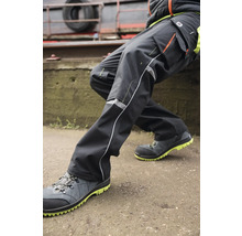 Personne portant un pantalon de travail et des chaussures de sécurité