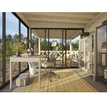 Bureau avec bureau, chaise de bureau, étagères et vue sur la verdure