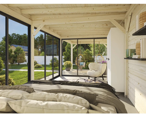 Pièce lumineuse avec plafond à poutres en bois, lit et vue sur le jardin à travers les fenêtres