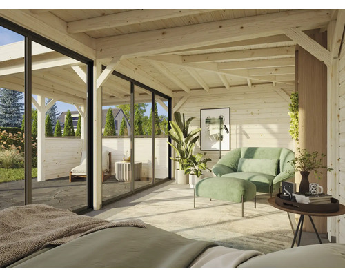 Vue intérieure d''une maison en bois lumineuse avec des meubles et vue sur le jardin à travers une façade en verre