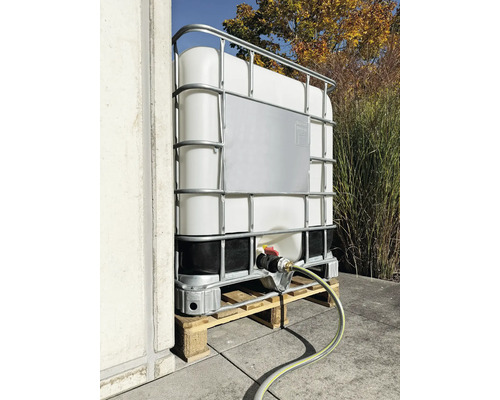 Wassertank auf Palette mit angeschlossenem Schlauch