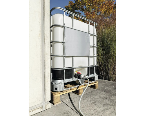 Wassertank mit Metallgestell auf Palette mit angeschlossenem Schlauch