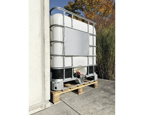 Wassertank mit Gitterbox auf Palette