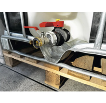 Conteneur IBC avec robinet de vidange et raccord GEKA sur palette