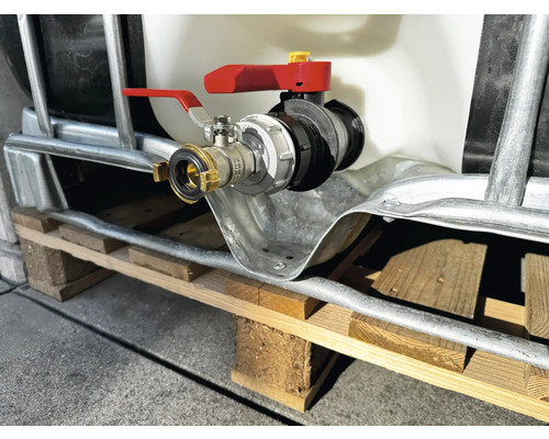 IBC-Behälter mit Auslaufhahn und GEKA-Kupplung auf Palette