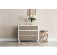 Kommode mit drei Schubladen, Hocker und Dekoration