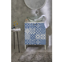 Salle de bains avec meuble sous-lavabo, vasque à poser, miroir et tapis