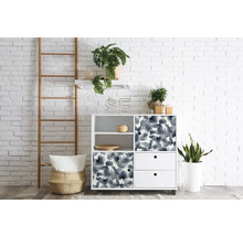 Vue d''ensemble d''une pièce avec un meuble de rangement blanc, une échelle et des plantes d''intérieur devant un mur de briques blanches