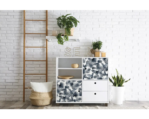 Vue d''ensemble d''une pièce avec un meuble de rangement blanc, une échelle et des plantes d''intérieur devant un mur de briques blanches