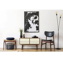 Wohnraum mit Kommode, Stuhl, Lampe und Dekoration