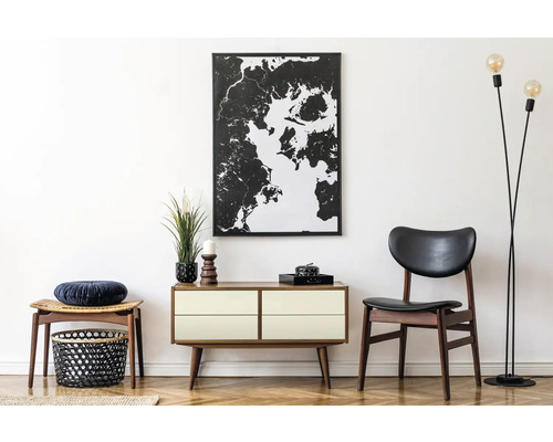 Wohnraum mit Kommode, Stuhl, Lampe und Dekoration