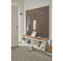 Flur mit Garderobenpaneel, Sitzbank mit Stauraum, Teppich und Dekoration