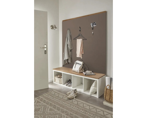 Flur mit Garderobenpaneel, Sitzbank mit Stauraum, Teppich und Dekoration