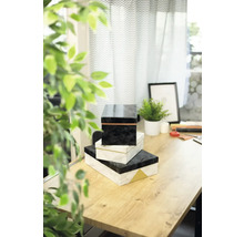 Pile de trois boîtes décoratives sur une table