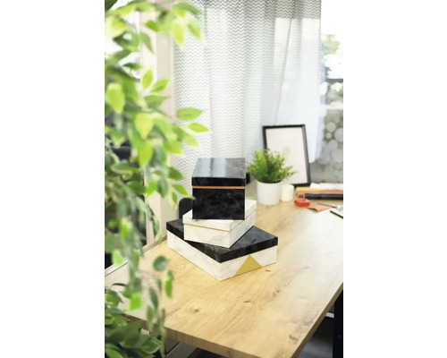 Pile de trois boîtes décoratives sur une table