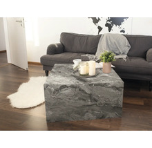 Salon avec canapé gris et table basse carrée aspect marbre