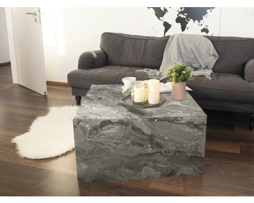 Salon avec canapé gris et table basse carrée aspect marbre