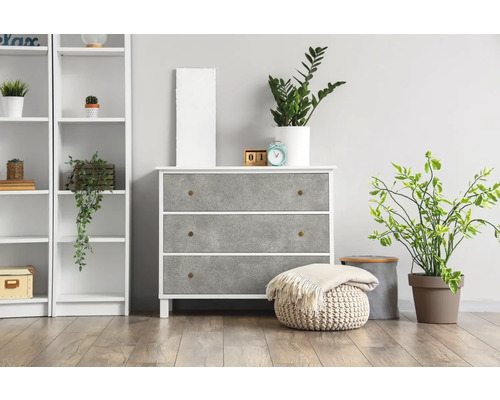 Kommode mit drei Schubladen, Regal und Zimmerpflanzen in einem hellen Raum.