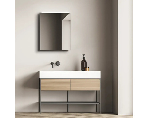 Modernes Badezimmer mit Waschbeckenunterschrank, Spiegel und Armatur