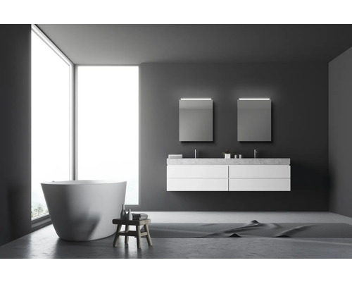 Badezimmer mit Badewanne, Waschtisch, Spiegel und Hocker