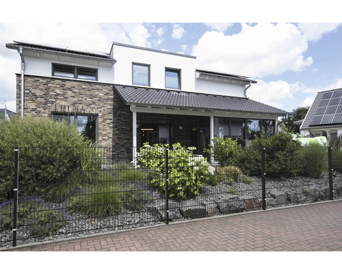 Haus mit Doppelstabmattenzaun und Garten