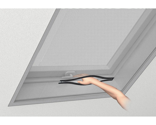 Fliegengitter für Dachfenster mit Reißverschluss in geöffneter Position