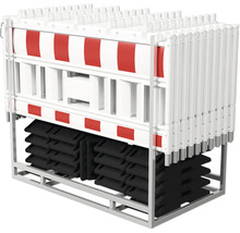 Plusieurs barrières de chantier rouge et blanc sur une pile avec les pieds correspondants