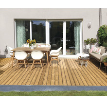 Holzterrasse mit Esstisch und Sitzgruppe im Außenbereich