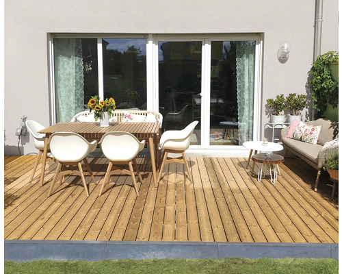 Holzterrasse mit Esstisch und Sitzgruppe im Außenbereich