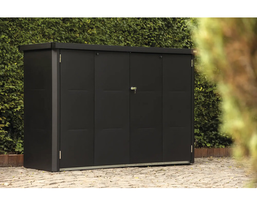 Geräumiger, abschließbarer Geräteschrank aus Metall im Garten