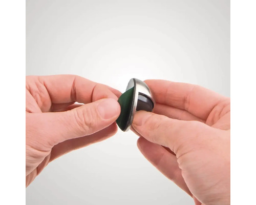 Türstopper aus Edelstahl wird von Händen gehalten