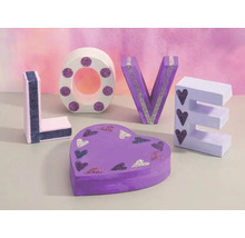 Lettres décoratives et boîte en forme de cœur pour la Saint-Valentin