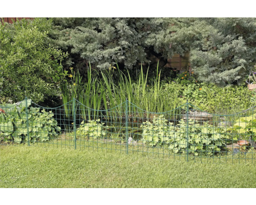 Garten mit Teich und niedrigem Metallzaun